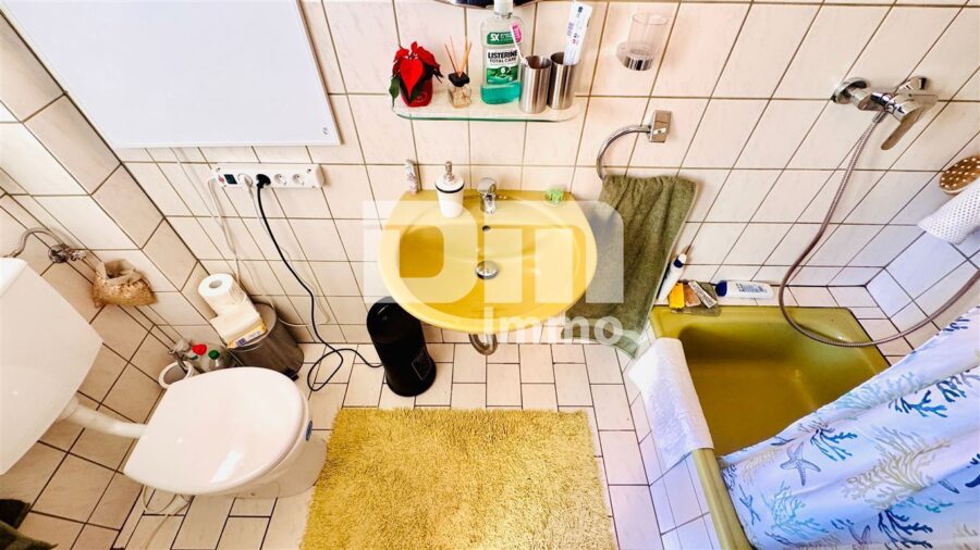 Ein-bis Zweifamilienhaus mit Anbauten auf 1.250 m² Traumgrundstück mit Panoramablick - Anbau KG Bad / Dusche